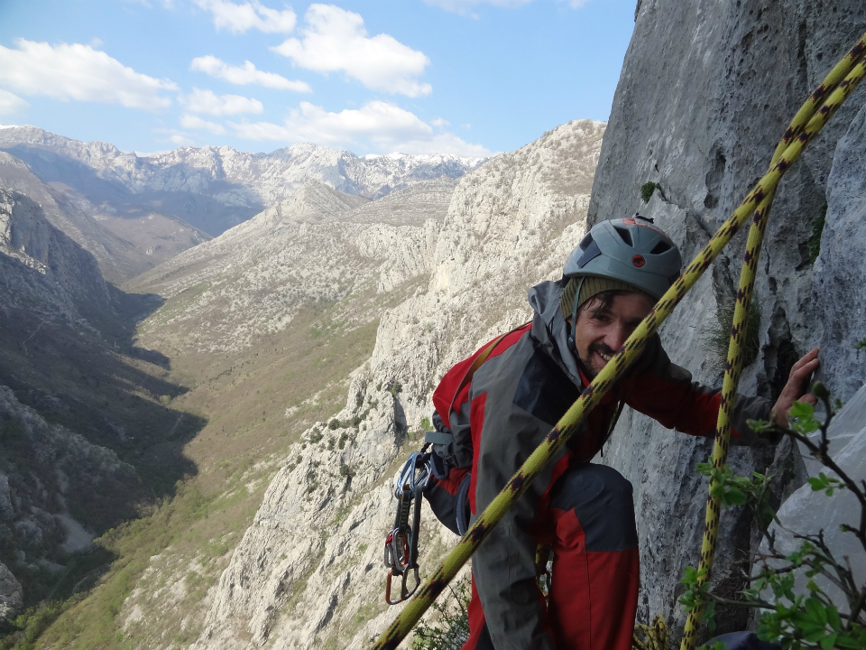 Penjač na stijeni u planinskom okruženju